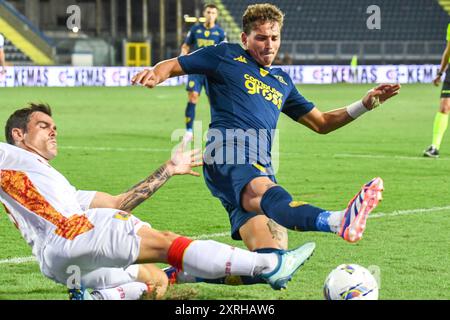 Empoli, Italia, 10 agosto 2024. Sebastiano Esposito di Empoli combatte per il pallone contro Nicolo Brighenti di Catanzaro durante Empoli FC vs US Catanzaro, partita di Coppa Italia a Empoli, Italia, 10 agosto 2024 Credit: Independent Photo Agency Srl/Alamy Live News Foto Stock