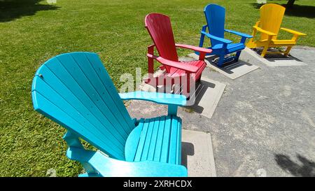 Colorate sedie Adirondack nel parco pubblico Foto Stock