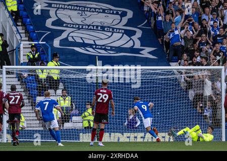 Birmingham, Regno Unito. 10 agosto 2024; St. Andrew's @ Knighthead Park, Birmingham, Inghilterra, EFL League One football, Birmingham City contro Reading FC; Alfie May of Birmingham segna dal punto di rigore al 87° minuto per 1-1 crediti: Action Plus Sports Images/Alamy Live News Foto Stock