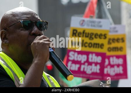 Londra, Regno Unito. 10 agosto 2024. Protesta anti-razzista al di fuori dell'ufficio londinese del partito di riforma del Regno Unito, condannando il suo leader Nigel Farage per il suo presunto ruolo nell'istigazione alle rivolte anti-migranti di estrema destra che hanno recentemente scosso l'Inghilterra. Migliaia di persone si sono riunite in un raduno organizzato da Stand Up to Racism prima di marciare verso Trafalgar Square via Whitehall. Crediti: Ron Fassbender/Alamy Live News Foto Stock