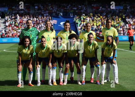 Parigi, Francia. 10 agosto 2024. Il Team brazil reagisce prima della medaglia d'oro femminile di calcio tra USA e Brasile ai Giochi Olimpici di Parigi 2024 a Parigi, Francia, 10 agosto 2024. Credito: Cao CAN/Xinhua/Alamy Live News Foto Stock