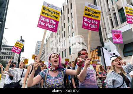 Londra, Regno Unito. 10 agosto 2024. Centinaia di manifestanti anti contro il razzismo manifestano al di fuori della sede centrale del partito riformato britannico contro i commenti infiammatori di Nigel Farage a seguito dei recenti disordini di estrema destra. Crediti: Andrea Domeniconi/Alamy Live News Foto Stock