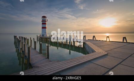 Famoso faro sulla riva di Neusiedler SEE. Attrazione turistica di Podersdorf am SEE. Burgenland, Austria. Foto Stock