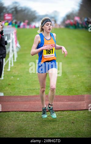 Keely Hodgkinson della Greater Manchester gareggia nella gara Inter Girls ai English Schools Cross Country Championships, Norfolk Showgrounds, Norw Foto Stock