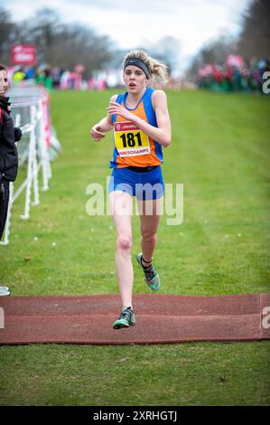 Keely Hodgkinson della Greater Manchester gareggia nella gara Inter Girls ai English Schools Cross Country Championships, Norfolk Showgrounds, Norw Foto Stock