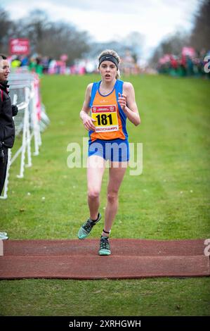 Keely Hodgkinson della Greater Manchester gareggia nella gara Inter Girls ai English Schools Cross Country Championships, Norfolk Showgrounds, Norw Foto Stock