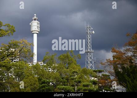 Paesaggio con vista panoramica dell'antenna e della torre dell'edificio RCC Broadcasting a Hiroshima, Giappone. Foto Stock