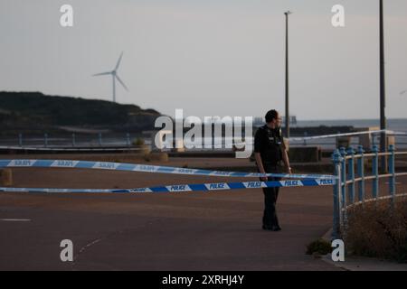 Heysham, Regno Unito. 10 agosto 2024. La Promenade, sotto le scogliere è stata chiusa mentre uno smaltimento di bombe del Royal Logistics Corps dell'esercito britannico è stato chiamato per trattare con un sospetto dispositivo che era stato lavato sulla spiaggia, l'oggetto cilindrico è stato confermato come un contenitore di gas corroso. Il Corden è stato abbandonato e la passeggiata è stata riaperta a breve intorno alle 20:00 credito: PN News/Alamy Live News Foto Stock