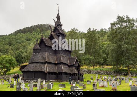 BORGUND, NORVEGIA - 13 AGOSTO 2016: Stavkyrkje in Norvegia con turisti Foto Stock