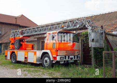 MARIBOR, SLOVENIA - 16 LUGLIO 2015: Camion abbandonato Magirus Deutz 170D12 con scala antincendio parcheggiato Foto Stock