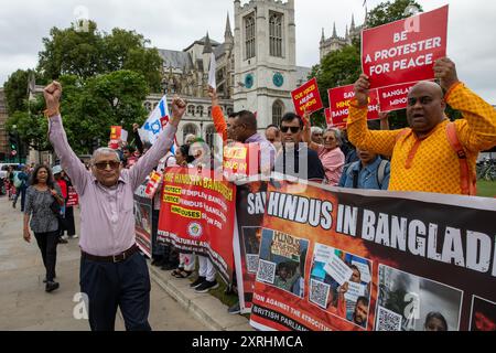 Londra, Regno Unito. 10 agosto 2024. Un dimostratore indù gesta durante la manifestazione. Gli indù britannici tennero una manifestazione fuori dalle Houses of Parliament a Westminster, nel centro di Londra. Chiedono la fine della persecuzione degli indù e di altre minoranze in Bangladesh. Credito: SOPA Images Limited/Alamy Live News Foto Stock