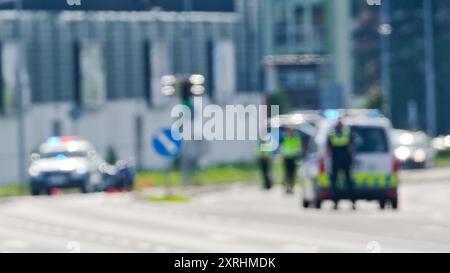 Due auto della polizia e agenti di polizia in azione. La scena della polizia è sfocata. Foto stock della polizia ceca. Foto Stock