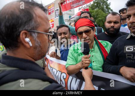 Londra, Regno Unito. 10 agosto 2024. Un dimostratore indù parla ai media durante la manifestazione. Gli indù britannici tennero una manifestazione fuori dalle Houses of Parliament a Westminster, nel centro di Londra. Chiedono la fine della persecuzione degli indù e di altre minoranze in Bangladesh. Credito: SOPA Images Limited/Alamy Live News Foto Stock