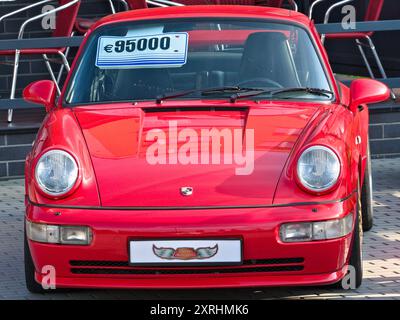 Roznov pod Radhostem, repubblica Ceca - 15 luglio 2024: Porsche 911 rossa classica in vendita. Leggendaria auto sportiva degli anni '90 Foto Stock