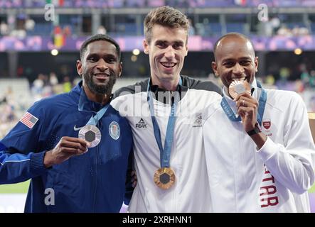 Parigi, Francia. 10 agosto 2024. Hamish Kerr, nuova Zelanda (C), la medaglia d'oro nel salto in alto maschile, Shelby McEwen degli Stati Uniti (L) e la medaglia di bronzo ssa Mutaz Barshim del Qatar, salgono sul podio durante la gara di atletica leggera dei Giochi Olimpici di Parigi 2024 allo Stade de France di Parigi, Francia, sabato 10 agosto 2024. Foto di Hugo Philpott/UPI. Crediti: UPI/Alamy Live News Foto Stock