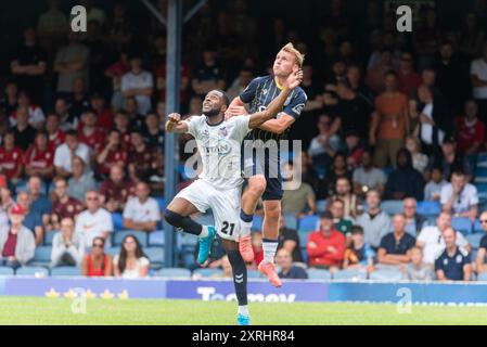 Southend Utd contro York City nel 2024-25 Vanarama National League a Roots Hall. Primo gioco sotto nuova proprietà COSU. Cameron John, Gus Scott-Morriss Foto Stock