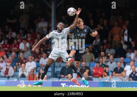 Southend Utd contro York City nel 2024-25 Vanarama National League a Roots Hall. Primo gioco sotto nuova proprietà COSU. Cameron John, Gus Scott-Morriss Foto Stock