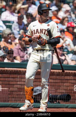 San Francisco, Stati Uniti. 10 agosto 2024 San Francisco CA, U.S.A., l'esterno dei San Francisco Mike Yastrzemski (5) è salito sul tavolo durante la partita MLB tra i Detroit Tigers e i San Francisco Giants all'Oracle Park San Francisco California. Thurman James/CSM credito: Cal Sport Media/Alamy Live News Foto Stock