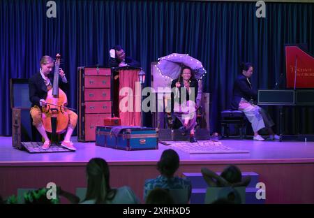 Familienkonzert Kinderaufführung des ensembles Freymut, mit dem Titel Freyen Muthes durch die Welt , in der Landesmusikschule Gmunden, im Rahmen der Salzkammergut Festwochen Gmunden, am 10.08.2024. DAS Bild zeigt Mitglieder des ensembles während ihrer Aufführung. 2024 - Familienkonzert Kinderaufführung des ensembles Freymut, mit dem Titel Freyen Muthes durch die Welt , in der Landesmusikschule Gmunden, im Rahmen der Salzkammergut Festwochen Gmunden, am 10.08.2024. *** Concerto di famiglia esibizione infantile dell'ensemble Freymut, con il titolo Freyen Muthes durch die Welt , alle Landesmusiks Foto Stock