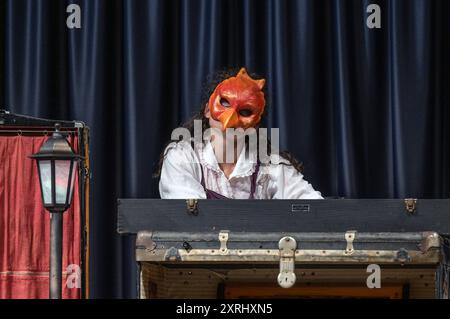 Familienkonzert Kinderaufführung des ensembles Freymut, mit dem Titel Freyen Muthes durch die Welt , in der Landesmusikschule Gmunden, im Rahmen der Salzkammergut Festwochen Gmunden, am 10.08.2024. DAS Bild zeigt Mitglieder des ensembles während ihrer Aufführung. 2024 - Familienkonzert Kinderaufführung des ensembles Freymut, mit dem Titel Freyen Muthes durch die Welt , in der Landesmusikschule Gmunden, im Rahmen der Salzkammergut Festwochen Gmunden, am 10.08.2024. *** Concerto di famiglia esibizione infantile dell'ensemble Freymut, con il titolo Freyen Muthes durch die Welt , alle Landesmusiks Foto Stock