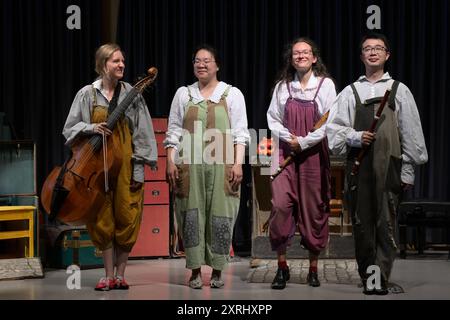 Familienkonzert Kinderaufführung des ensembles Freymut, mit dem Titel Freyen Muthes durch die Welt , in der Landesmusikschule Gmunden, im Rahmen der Salzkammergut Festwochen Gmunden, am 10.08.2024. DAS Bild zeigt Mitglieder des ensembles während ihrer Aufführung. 2024 - Familienkonzert Kinderaufführung des ensembles Freymut, mit dem Titel Freyen Muthes durch die Welt , in der Landesmusikschule Gmunden, im Rahmen der Salzkammergut Festwochen Gmunden, am 10.08.2024. *** Concerto di famiglia esibizione infantile dell'ensemble Freymut, con il titolo Freyen Muthes durch die Welt , alle Landesmusiks Foto Stock