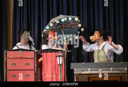 Familienkonzert Kinderaufführung des ensembles Freymut, mit dem Titel Freyen Muthes durch die Welt , in der Landesmusikschule Gmunden, im Rahmen der Salzkammergut Festwochen Gmunden, am 10.08.2024. DAS Bild zeigt Mitglieder des ensembles während ihrer Aufführung. 2024 - Familienkonzert Kinderaufführung des ensembles Freymut, mit dem Titel Freyen Muthes durch die Welt , in der Landesmusikschule Gmunden, im Rahmen der Salzkammergut Festwochen Gmunden, am 10.08.2024. *** Concerto di famiglia esibizione infantile dell'ensemble Freymut, con il titolo Freyen Muthes durch die Welt , alle Landesmusiks Foto Stock