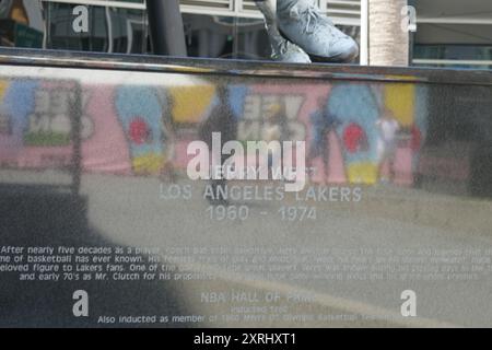 Los Angeles, California, USA 9 agosto 2024 statua di Jerry West al Crypto.com Arena nel centro di Los ANGELES il 9 agosto 2024 a Los Angeles, California, USA. Foto di Barry King/Alamy Stock Photo Foto Stock