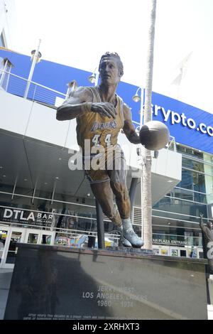 Los Angeles, California, USA 9 agosto 2024 statua di Jerry West al Crypto.com Arena nel centro di Los ANGELES il 9 agosto 2024 a Los Angeles, California, USA. Foto di Barry King/Alamy Stock Photo Foto Stock