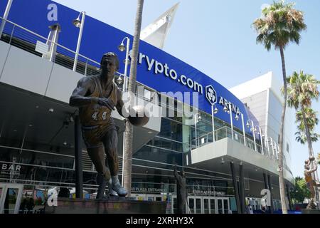 Los Angeles, California, USA 9 agosto 2024 statua di Jerry West al Crypto.com Arena nel centro di Los ANGELES il 9 agosto 2024 a Los Angeles, California, USA. Foto di Barry King/Alamy Stock Photo Foto Stock