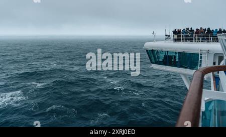 Antartide - 26 dicembre 2023 - foto di A23a Iceberg dalla nave da crociera. Dozzine di passeggeri fotografano enormi mari ghiacciati galleggianti Foto Stock