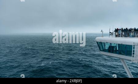 Antartide - 26 dicembre 2023 - foto di A23a Iceberg con passeggeri Cruise Ship Wide View. Decine di turisti fotografano l'enorme ghiaccio galleggiante Foto Stock