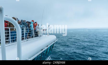 Antartide - 26 dicembre 2023 - foto di A23a Iceberg da Cruise Ship Crowd on Bow. Vista dei passeggeri Fotografia enorme ghiaccio galleggiante Foto Stock