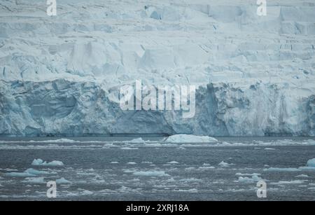 Carta da parati natura paesaggio ghiacciato parete Antartide del ghiacciaio ghiaccio galleggiante Iceberg splendido paesaggio viaggio avventura in remoto. Riscaldamento dei cambiamenti climatici Foto Stock