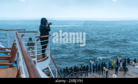 Antartide - 26 dicembre 2023 - foto di A23a Iceberg dalla nave da crociera. Foto dei passeggeri da Staircase al di sopra di Crowd Beautiful Scene Foto Stock