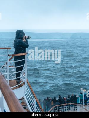 Antartide - 26 dicembre 2023 - foto di A23a Iceberg dalla nave da crociera. Fotografie dei passeggeri dall'immagine verticale della fotocamera professionale della scala. Foto Stock