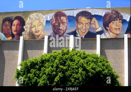 Un murale alla Hollywood High School raffigura alcuni dei famosi attori che erano studenti lì, tra cui Carol Burnett, Sal Mineo e Laurence Fishburne, a Los Angeles, California, Stati Uniti Foto Stock