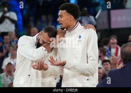 Parigi, Francia. 11 agosto 2024. Rudy Gobert (L) e Victor Wembanyama, medagliati d'argento della squadra francese, salgono sul podio per le loro medaglie d'argento dopo aver perso contro gli USA 98-87 nella partita d'oro della pallacanestro maschile durante i Giochi Olimpici di Parigi 2024 alla Bercy Arena di Parigi, in Francia, sabato 10 agosto 2024. Foto di Richard Ellis/UPI credito: UPI/Alamy Live News Foto Stock