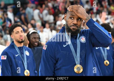 Parigi, Francia. 11 agosto 2024. Olimpiadi, Parigi 2024, pallacanestro, finale, Francia - USA, LeBron James dagli Stati Uniti reagisce dopo la cerimonia della medaglia. Crediti: Sven Hoppe/dpa/Alamy Live News Foto Stock