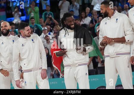 Parigi, Francia. 11 agosto 2024. Il Team France sale sul podio durante la cerimonia della medaglia dopo aver perso contro gli USA 98-87 nella partita d'oro della pallacanestro maschile durante i Giochi Olimpici di Parigi 2024 alla Bercy Arena di Parigi, in Francia, sabato 10 agosto 2024. Foto di Richard Ellis/UPI credito: UPI/Alamy Live News Foto Stock