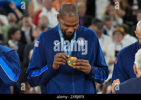 Parigi, Francia. 11 agosto 2024. Kevin Durant degli Stati Uniti (7) guarda la sua medaglia d'oro durante la cerimonia della medaglia dopo che la squadra USA ha sconfitto la Francia 98-87 nella partita della medaglia d'oro di pallacanestro maschile durante i Giochi Olimpici di Parigi 2024 alla Bercy Arena di Parigi, in Francia, sabato 10 agosto 2024. Foto di Richard Ellis/UPI credito: UPI/Alamy Live News Foto Stock