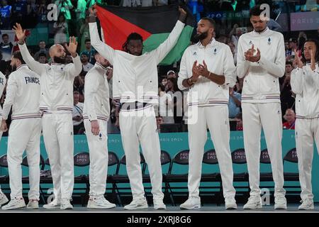 Parigi, Francia. 11 agosto 2024. Il Team France sale sul podio durante la cerimonia della medaglia dopo aver perso contro gli USA 98-87 nella partita d'oro della pallacanestro maschile durante i Giochi Olimpici di Parigi 2024 alla Bercy Arena di Parigi, in Francia, sabato 10 agosto 2024. Foto di Richard Ellis/UPI credito: UPI/Alamy Live News Foto Stock