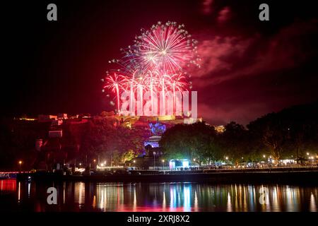 Coblenza, Germania. 10 agosto 2024. L'ultimo spettacolo pirotecnico del Reno in fiamme è lanciato dalla fortezza di Ehrenbreitstein a Coblenza. Lo spettacolo di fuochi d'artificio "Reno in fiamme" si svolge ogni anno lungo i tratti più belli del Reno da maggio a settembre. Crediti: Thomas Frey/dpa/Alamy Live News Foto Stock