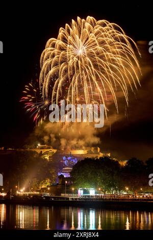 Coblenza, Germania. 10 agosto 2024. L'ultimo spettacolo pirotecnico del Reno in fiamme è lanciato dalla fortezza di Ehrenbreitstein a Coblenza. Lo spettacolo di fuochi d'artificio "Reno in fiamme" si svolge ogni anno lungo i tratti più belli del Reno da maggio a settembre. Crediti: Thomas Frey/dpa/Alamy Live News Foto Stock