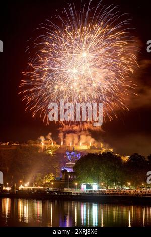 Coblenza, Germania. 10 agosto 2024. L'ultimo spettacolo pirotecnico del Reno in fiamme è lanciato dalla fortezza di Ehrenbreitstein a Coblenza. Lo spettacolo di fuochi d'artificio "Reno in fiamme" si svolge ogni anno lungo i tratti più belli del Reno da maggio a settembre. Crediti: Thomas Frey/dpa/Alamy Live News Foto Stock