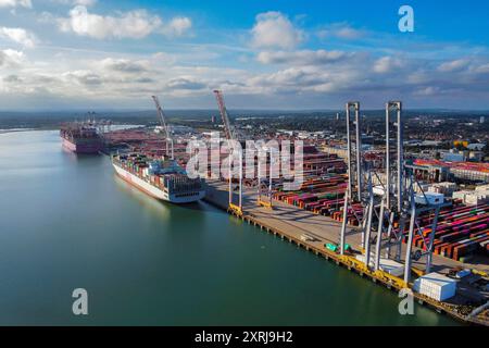 Southampton, Hampshire, Regno Unito. 10 agosto 2024. Vista aerea generale dei moli occidentali al porto di Southampton nell'Hampshire con UNA nave portacontainer e OOCL One Triumph e OOCL Seoul attraccate. Dopo il porto di Felixstowe, Southampton è il secondo terminal container più grande del Regno Unito, gestiva un traffico di 1,5 milioni di unità equivalenti (TEU). Crediti fotografici: Graham Hunt/Alamy Live News Foto Stock