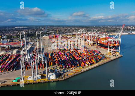 Southampton, Hampshire, Regno Unito. 10 agosto 2024. Vista aerea generale dei Western Docks al porto di Southampton nell'Hampshire. Dopo il porto di Felixstowe, Southampton è il secondo terminal container più grande del Regno Unito, gestiva un traffico di 1,5 milioni di unità equivalenti (TEU). Crediti fotografici: Graham Hunt/Alamy Live News Foto Stock