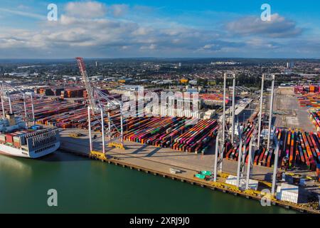 Southampton, Hampshire, Regno Unito. 10 agosto 2024. Vista aerea generale dei Western Docks al porto di Southampton nell'Hampshire. Dopo il porto di Felixstowe, Southampton è il secondo terminal container più grande del Regno Unito, gestiva un traffico di 1,5 milioni di unità equivalenti (TEU). Crediti fotografici: Graham Hunt/Alamy Live News Foto Stock