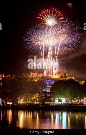 Coblenza, Germania. 10 agosto 2024. L'ultimo spettacolo pirotecnico del Reno in fiamme è lanciato dalla fortezza di Ehrenbreitstein a Coblenza. Lo spettacolo di fuochi d'artificio "Reno in fiamme" si svolge ogni anno lungo i tratti più belli del Reno da maggio a settembre. Crediti: Thomas Frey/dpa/Alamy Live News Foto Stock