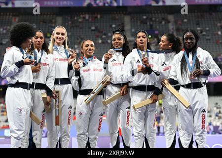 Parigi, Francia. 10 agosto 2024; Giochi Olimpici di Parigi, Stade de France, Parigi, Francia, 15° giorno: atletica leggera, cerimonia di medaglie a staffetta per donne 4x400, corridori britannici Victoria Ohuruogu, Laviai Nielsen, Nicole Yeargin e Amber Anning ricevono le loro medaglie di bronzo Credit: Action Plus Sports Images/Alamy Live News Foto Stock