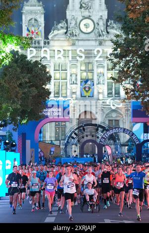 Parigi, Francia. 10 agosto 2024. Le persone prendono parte alla maratona di partecipazione di massa ai Giochi Olimpici di Parigi 2024 a Parigi, Francia, 10 agosto 2024. Crediti: Zhang Yuwei/Xinhua/Alamy Live News Foto Stock